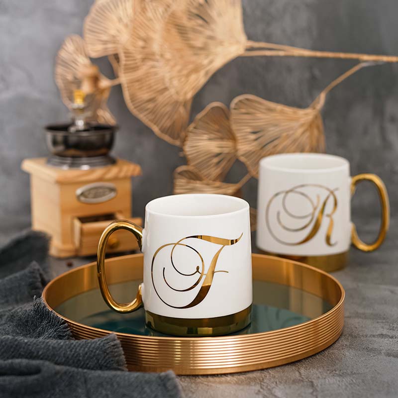 Porcelain mug with handle